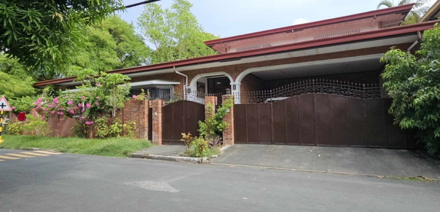 896sqm Corner House for Sale in Alabang Hills