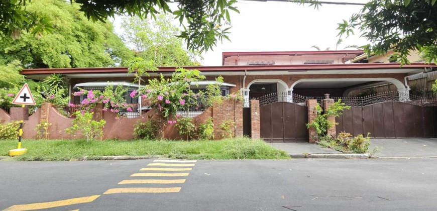 896sqm Corner House for Sale in Alabang Hills