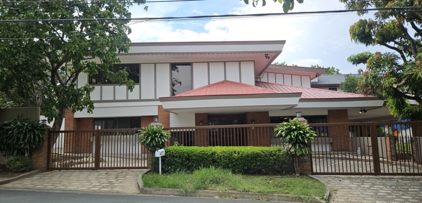 FOR RENT: 958sqm Corner House with Pool in Alabang