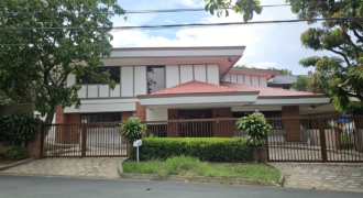 FOR RENT: 958sqm Corner House with Pool in Alabang