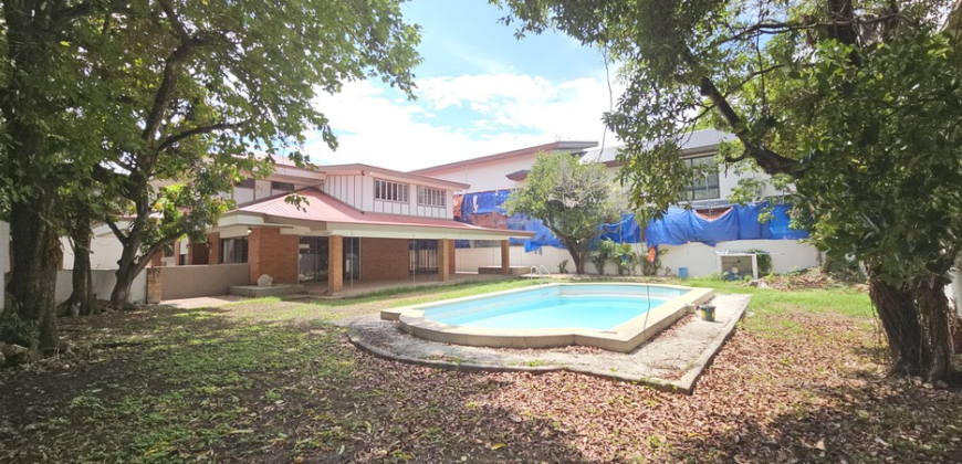 FOR RENT: 958sqm Corner House with Pool in Alabang