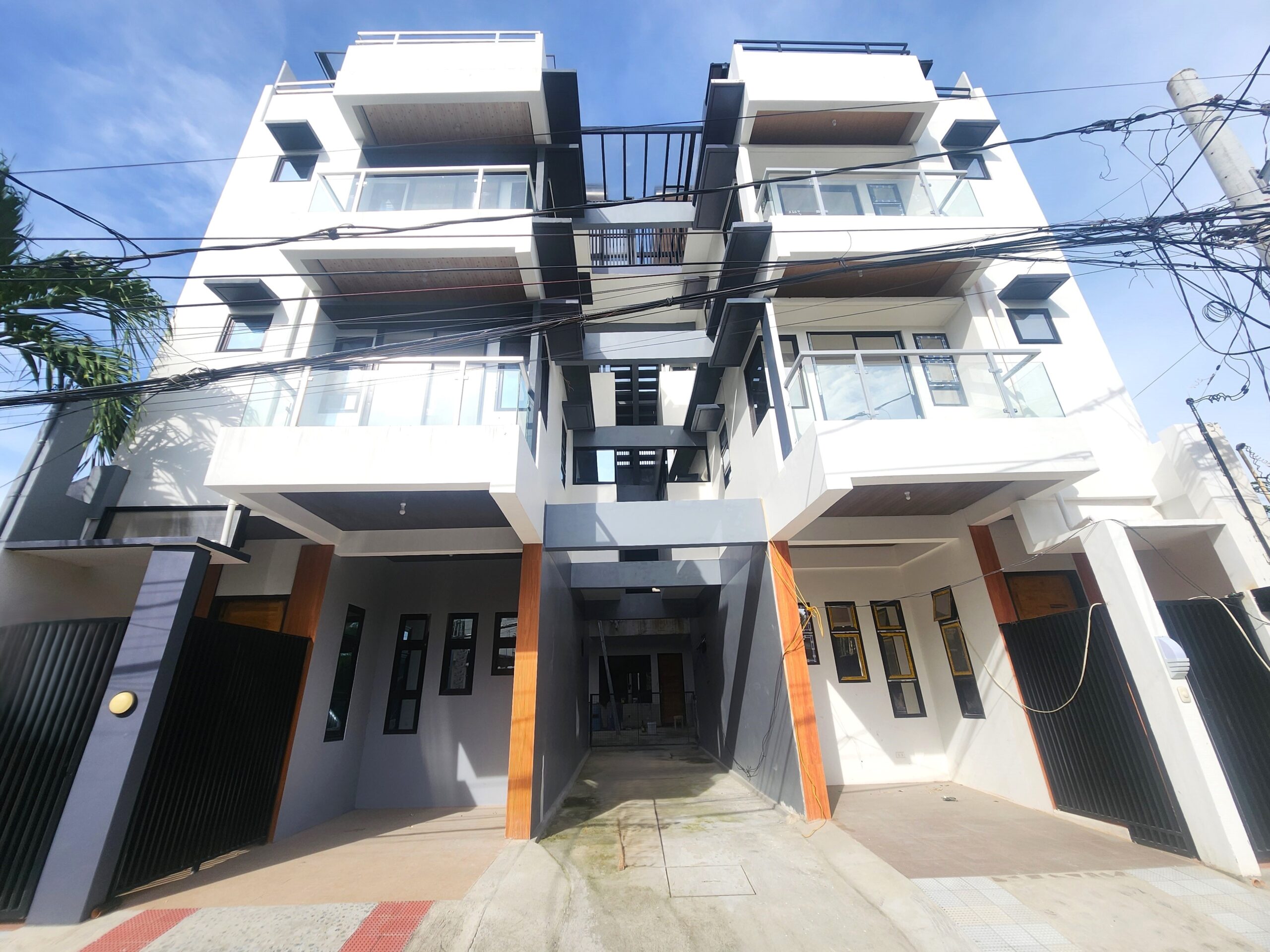 For Sale: 3 Storey Townhouse with Roofdeck in Paranaque