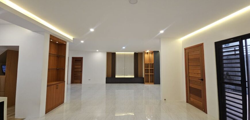 Stylish Living in a Well-Designed Space, House for Sale in Merville Park Parañaque