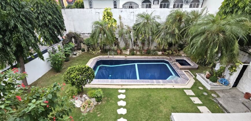 The Grand Oasis: Big House with Garden and Swimming Pool in BF Resort Las Pinas